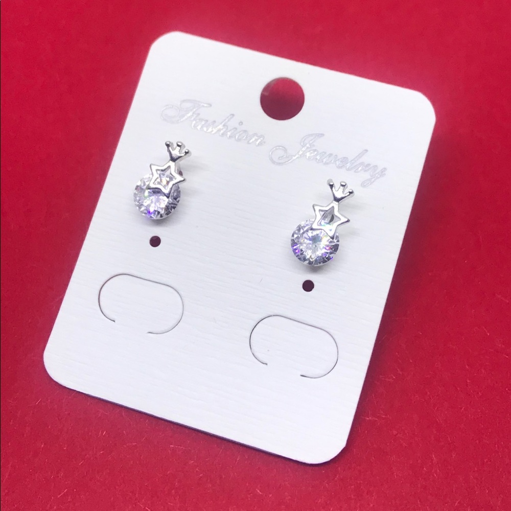 Star earrings with shining diamond